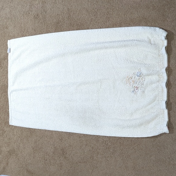 4 Beautiful Floral Bath Towels - Picture 10 of 14